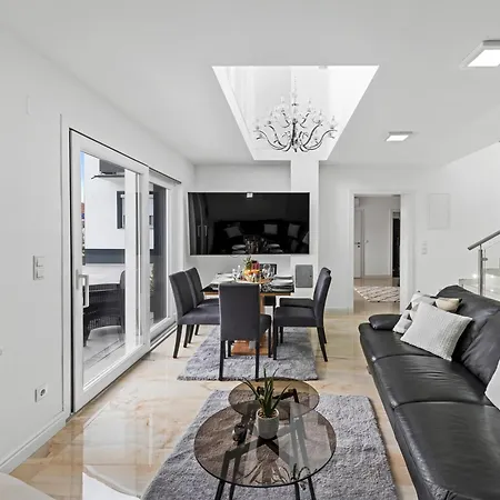 Sky9 Luxury Four-bedroom With Private Whirlpool