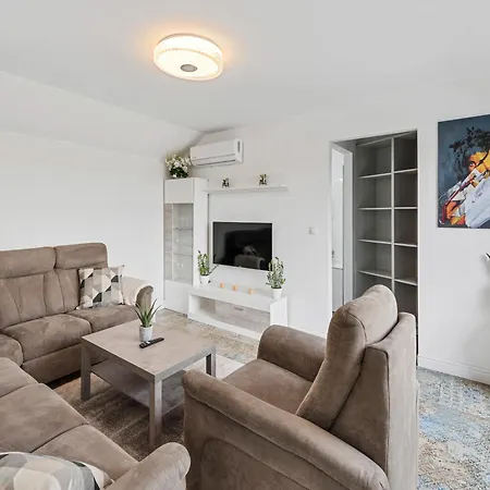 Sky9 Luxury Four-bedroom With Private Whirlpool Villa Voesendorf