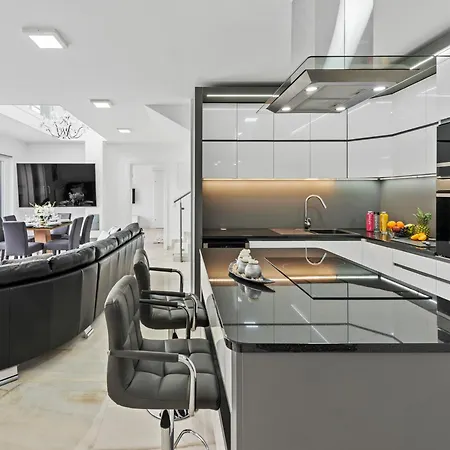 Sky9 Luxury Four-bedroom With Private Whirlpool Villa